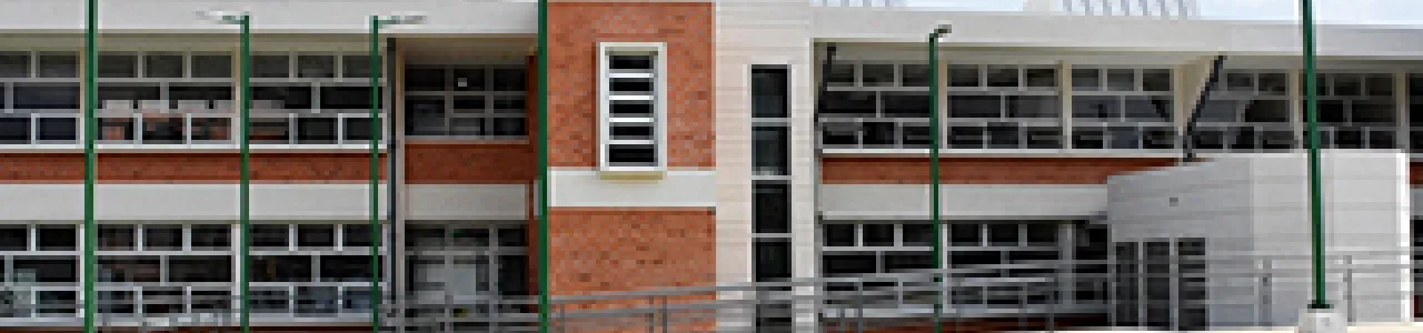 Edificio de dos niveles, con acabados en concreto y ladrillo.