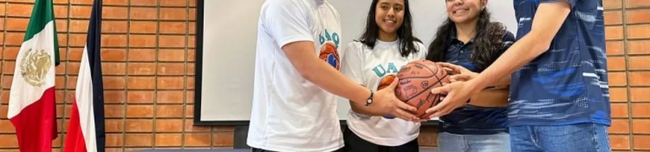 Fotografía de estudiantes sosteniendo un balón