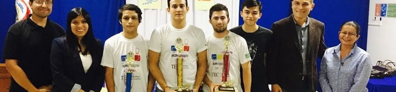 LOS JÓVENES POSANDO CON SUS TROFEOS