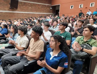 Estudiantes en un auditorio