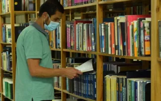 Persona en biblioteca 