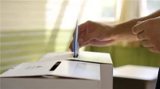 Imagen de una urna de votación 