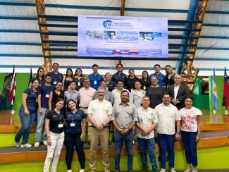 Asistentes al Encuentro posan en el escenario. 