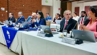 rectores y rectora en la mesa de negociación.