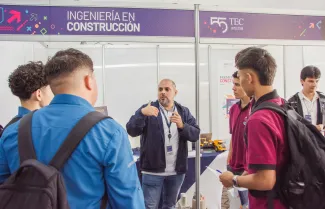 profesor y estudiante en la feria vocacional 2026