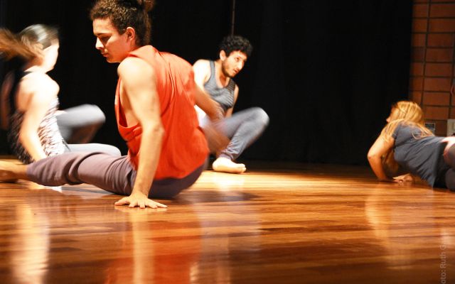 Imagen de los estudiantes de Danza TEC bailando.
