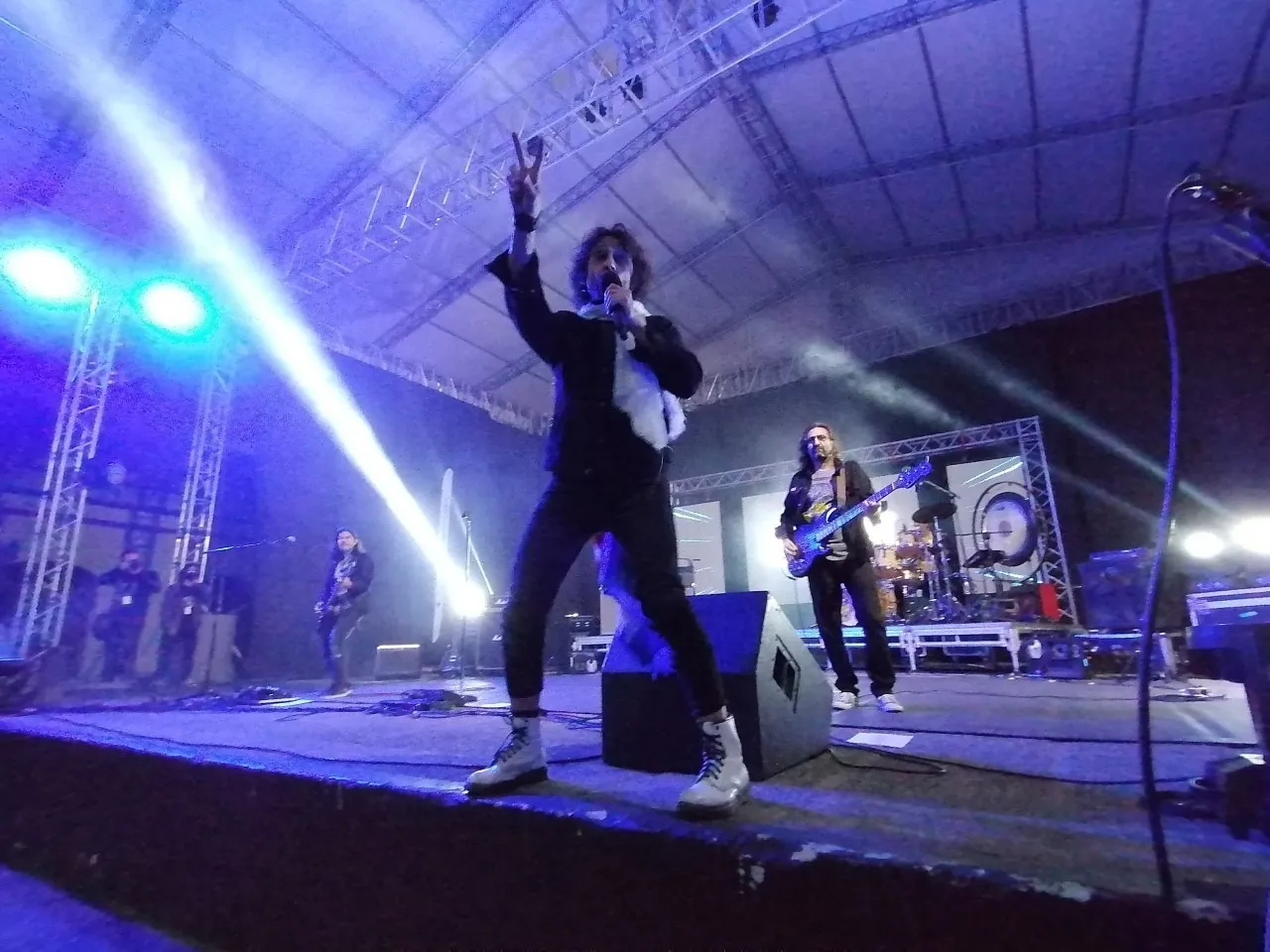 un cantante en el escenario