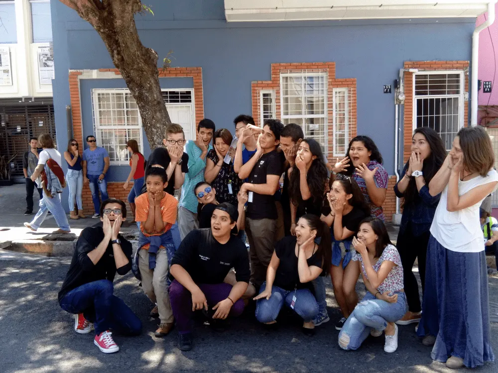 jóvenes artístas en las calles de Amón