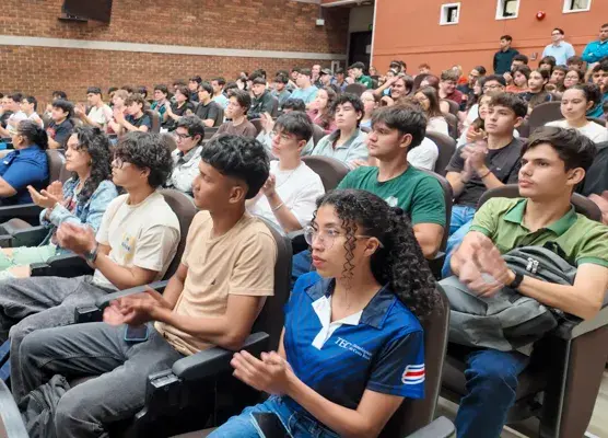 Estudiantes en el Centro Académico de Alajuela