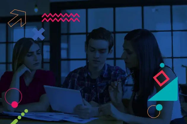 tres personas estudiantes leyendo un documento