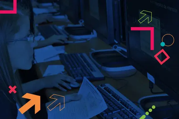 estudiantes en un laboratorio de computadoras