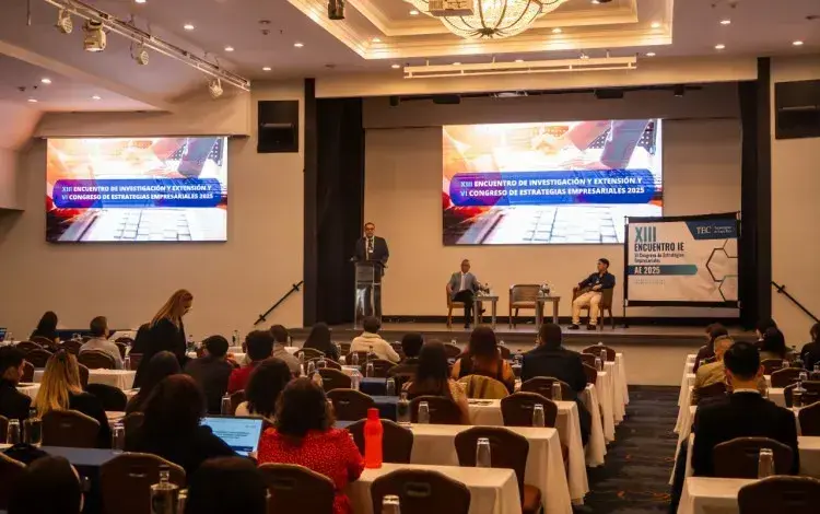 Docentes de primaria y secundaria se capacitan en Enseñanza de la Matemática con nuevas tecnologías