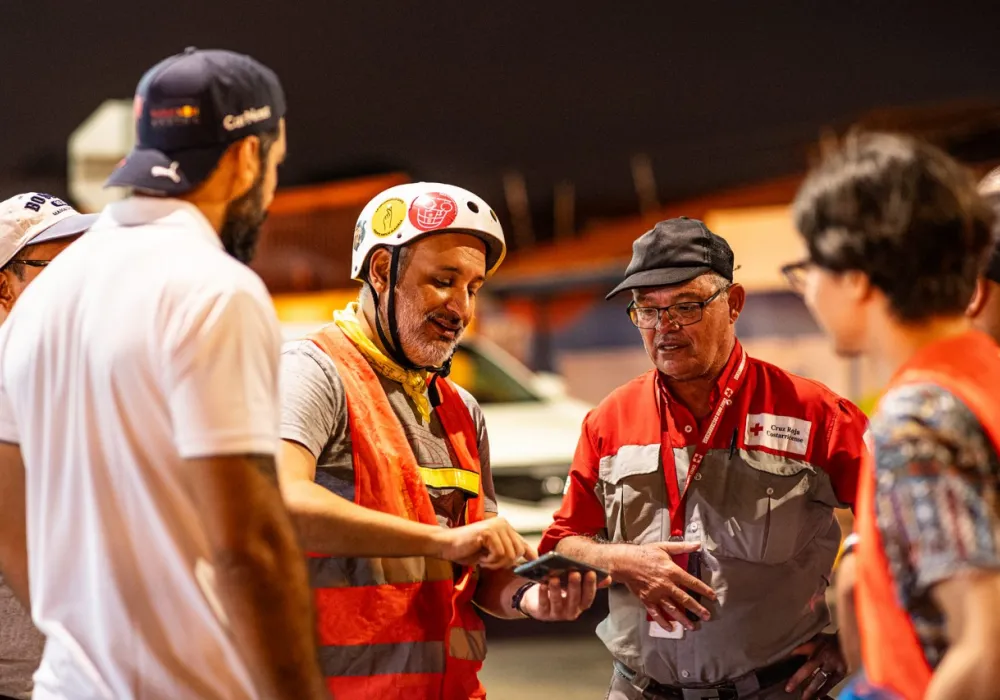 Jaime Gutiérrez (al centro), impulsor principal de Alajuela en Cleta, en coordinación con Cruz Roja y otros organizadores de las salidas urbanas en bici