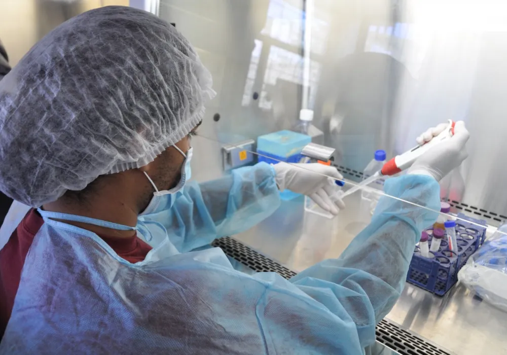 Investigadora realizando pruebas de laboratorio