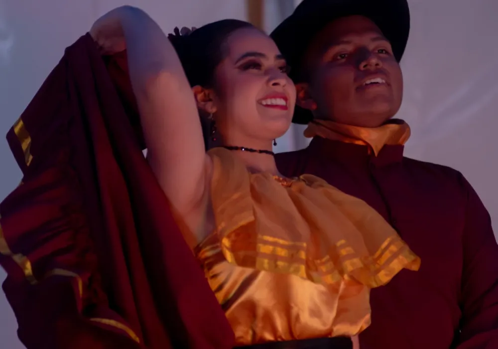 Fotografía pareja de baile del grupo folklórico, Tierra y Cosecha