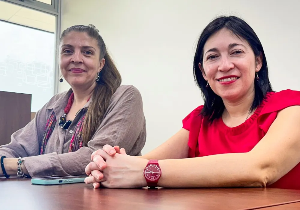 Dra. Desiree Mora junto a la Dra. Carolina Matamala.