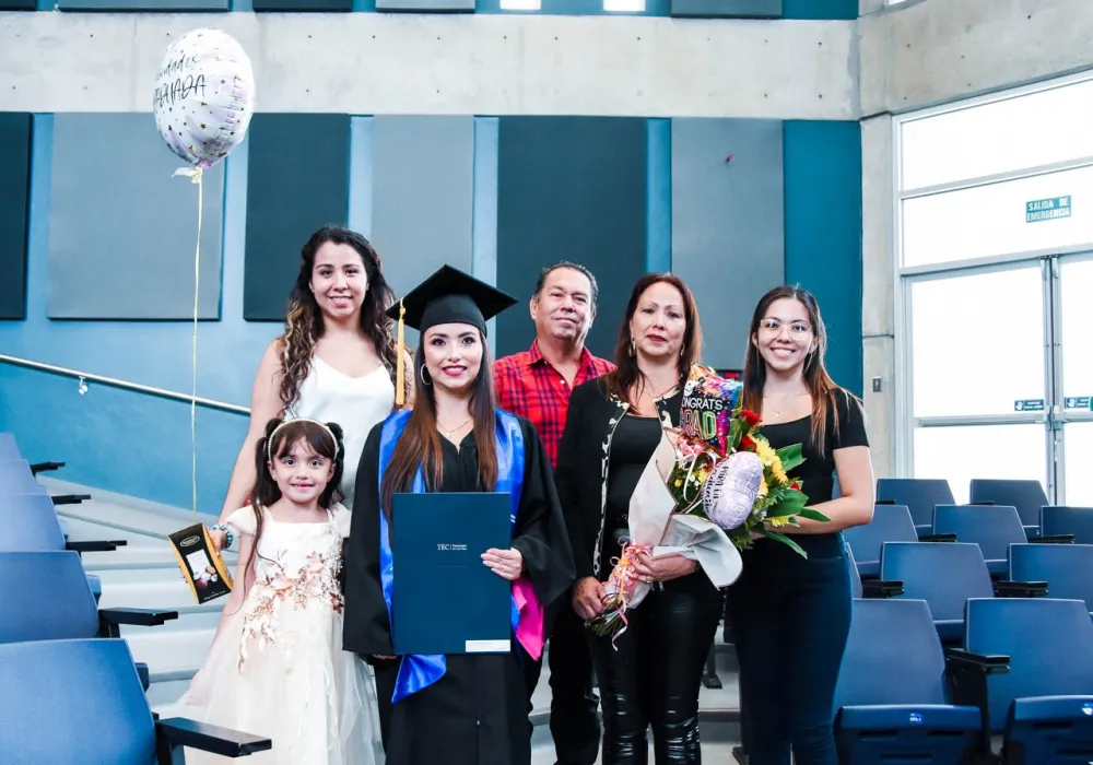 Fotografía de graduanda junto a su familia.