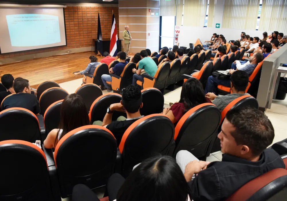 Estudiantes en auditorio