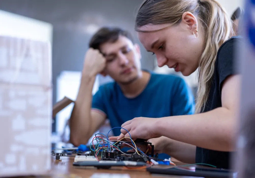 Marco con una compañera trabajan en la prueba de varios motores.