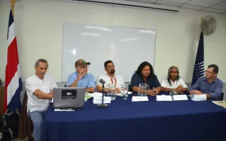 La Escuela de Ciencias Sociales del TEC realizó un conversatorio para analizar el conflicto de tierras en Diquis y Salitre, en el orden usual, Dr. Francisco Javier Mujica, moderador, Reinier Canales, representante campesino, Gustavo Cabrera, Abogado, Sergio Rojas, representante indígena de la comunidad de Salitre, Pablo Sivar, representante indígena de la comunidad de Diquis y Dr. Osvaldo Durán, moderador. (FOTO:OCM)