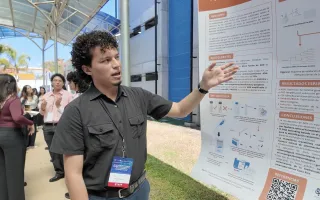 El joven investigador Adrián Alpízar, expuso los avances de su proyecto sobre el rescate genético de larvas