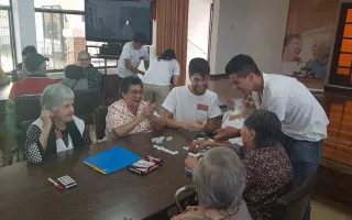 adultos mayores disfrutaron  de juegos de mesa