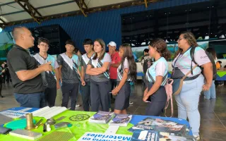 Grupo de estudiantes de visita