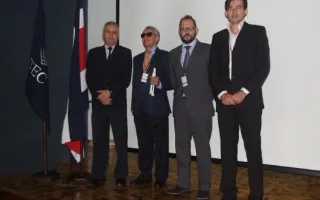 El doctor Mario Chacón junto a los tres expositores españoles 