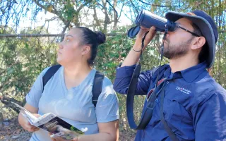Personas con vinocularres avistando aves