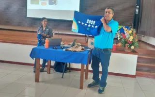 Funcionarios TEC con Bandera Azul