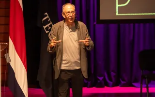 Imagen de Alberto Cañas brindando la charla inaugural