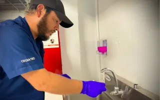 Fotografía de personal del CEQUIATEC esterilizando una tubería
