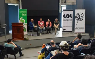 Fotografía muestra parte del conversatorio desde el podio. 