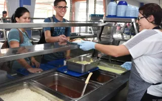 Estudiantes en el comedor