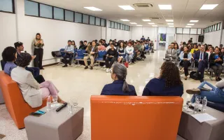 El conversatorio reunió a estudiantes, académicos y especialistas en un espacio de diálogo interdisciplinario sobre la construcción de paz y el vínculo con la naturaleza.