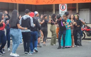 Fotografía de los estudiantes participando a las actividades de baile