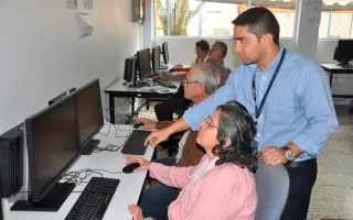 Adultos mayor en la computadora