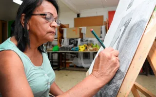 Mujer dibujando en un lienzo