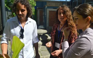 Durante el recorrido por el Campus del TEC en San José, los observadores externos Mario Villalta y Carolina Montt se detuvieron a reconocer algunas plantas aromáticas. Los acompaña (a la derecha) Marilyn Sánchez, coordinadora de la Unidad de Gestión Administrativa del TEC San José. Foto: Fernando Montero / OCM.