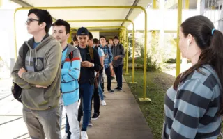 Estudiantes haciendo fila