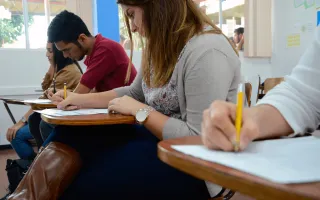 Personas realizando examen de admisión