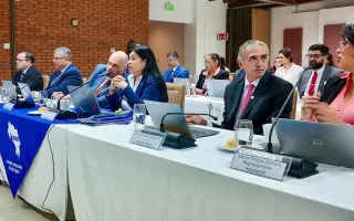 rectores y rectora en la mesa de negociación.