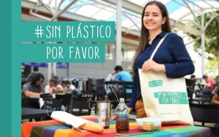 Una joven muestra su bolsa tela. 
