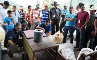 Profesor Felipe Vaquerano de Agronegocios  enseña a productores