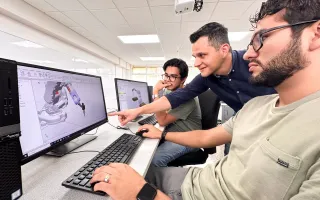 Estudiantes de Mecatrónica programan robots industriales con herramientas de vanguardia