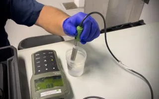 Fotografía de instrumento analizando la calidad el agua