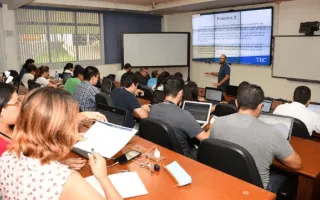 Personas recibiendo una clase