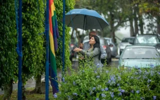 Rectora del tec izando la bandera