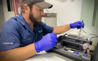 Personal del CEQUIATEC realizando pruebas de agua