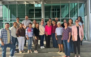 Fotos grupal de las personas representantes colocados en las gradas de ingresos a el edficio donde se desarrolló el encuentro. 